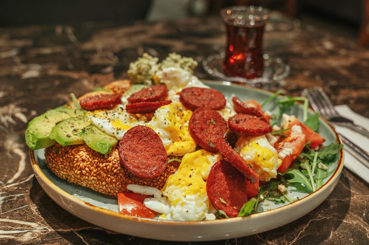 Frühstück mit Sucuk und Simit bei Akin