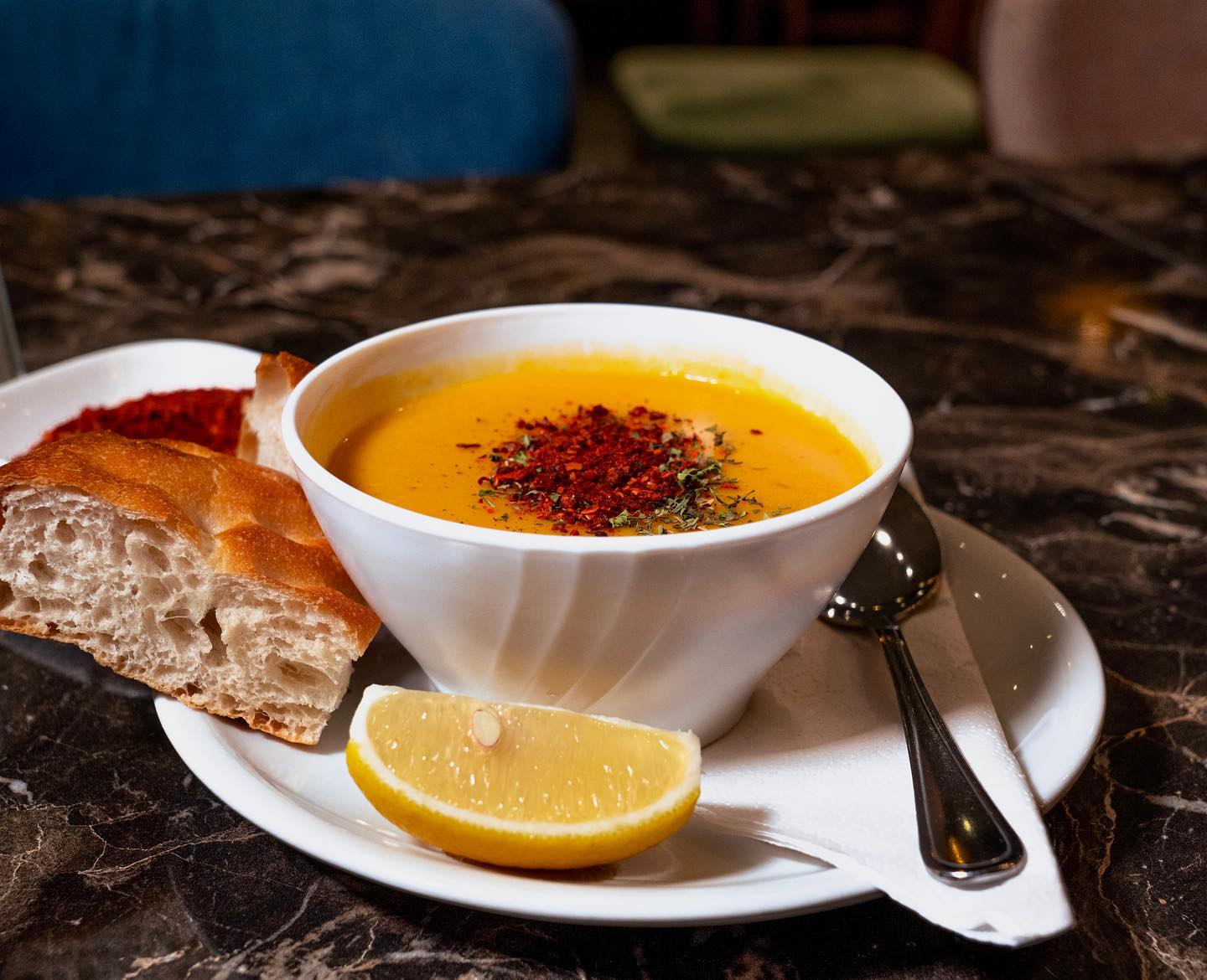 Linsensuppe mit Brot bei Akin
